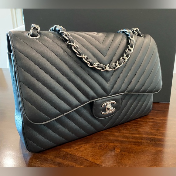 Chanel Classic Double Flap Chevron Jumbo Calfskin Bag in Black from 22C - Rare - Picture 7 of 17